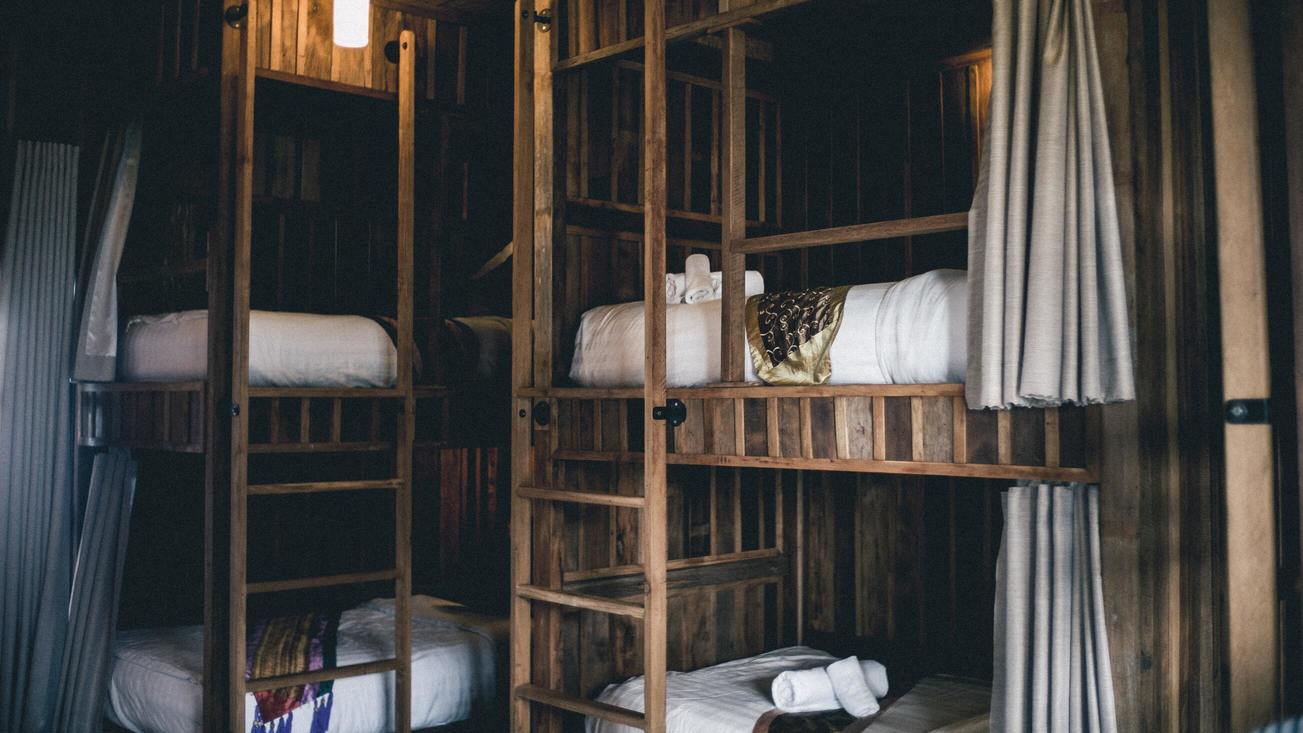 chambre avec plusieurs lits superposés en bois à l'auberge le panier