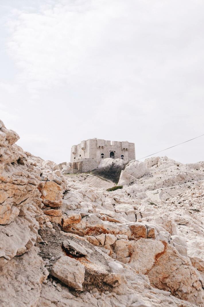 le fort de pomègues entouré de pierres