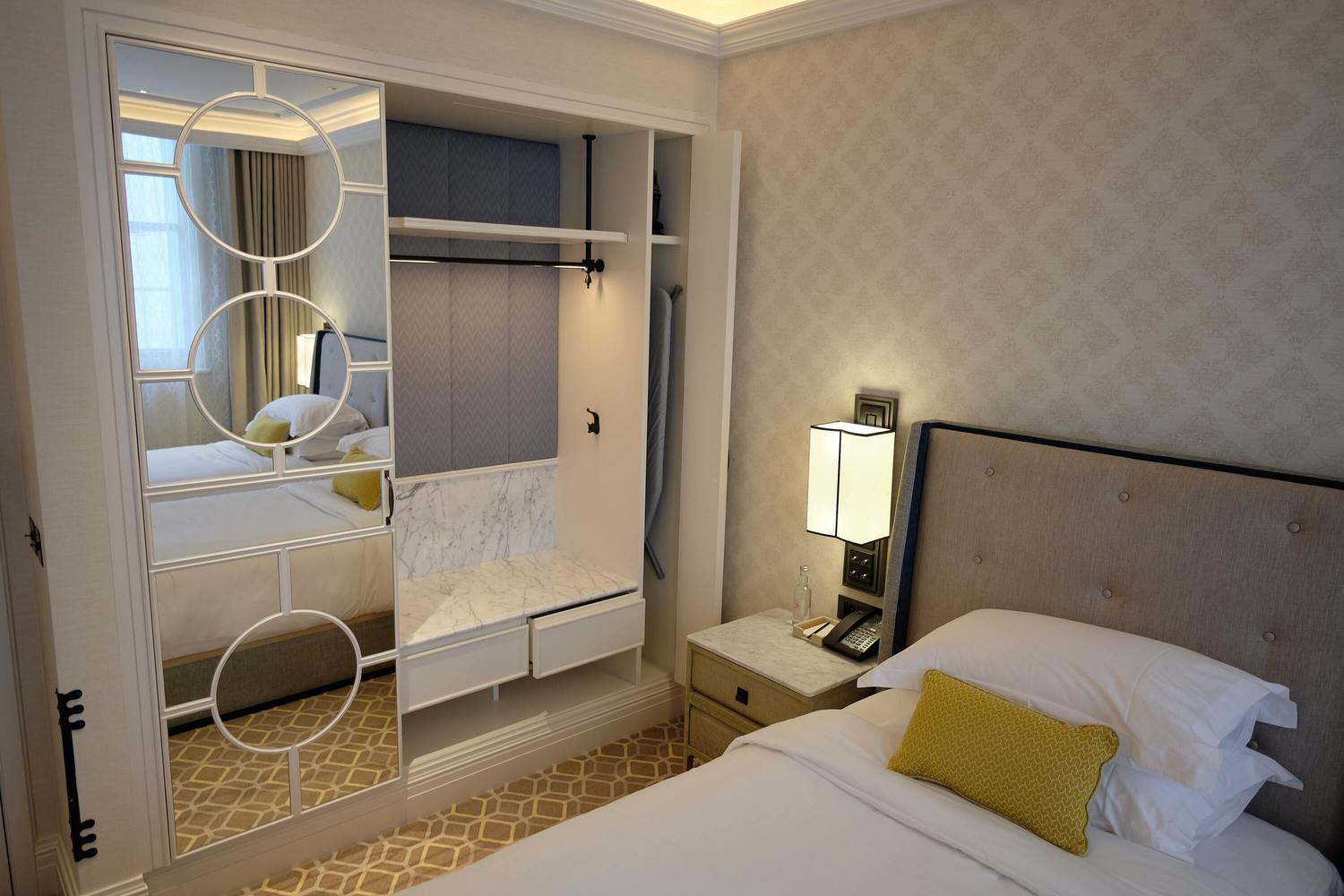 chambre avec lit double, dressing et miroir à l'hôtel les mouettes