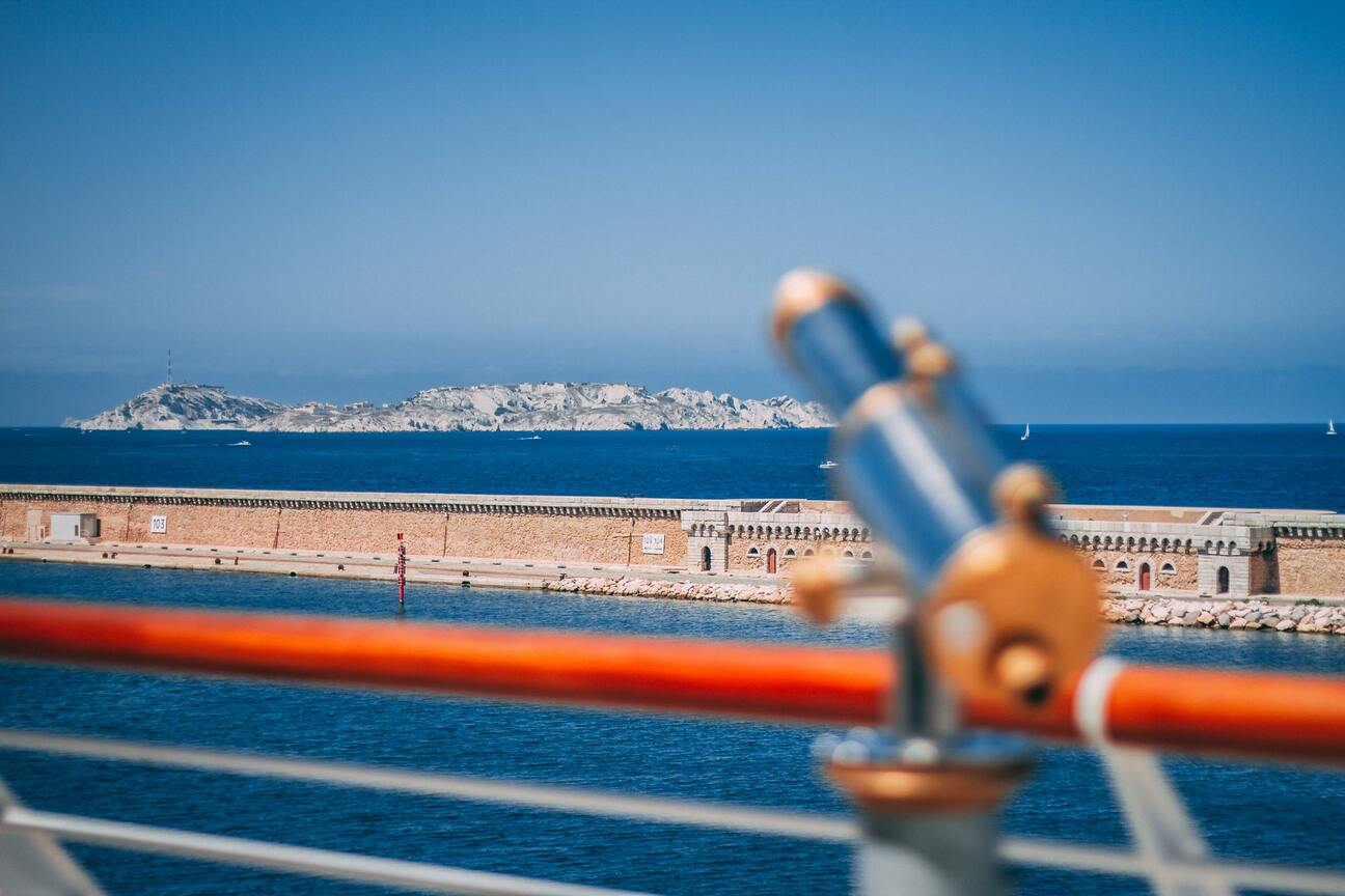 vue sur des remparts, la mer et au loin les iles du Frioul