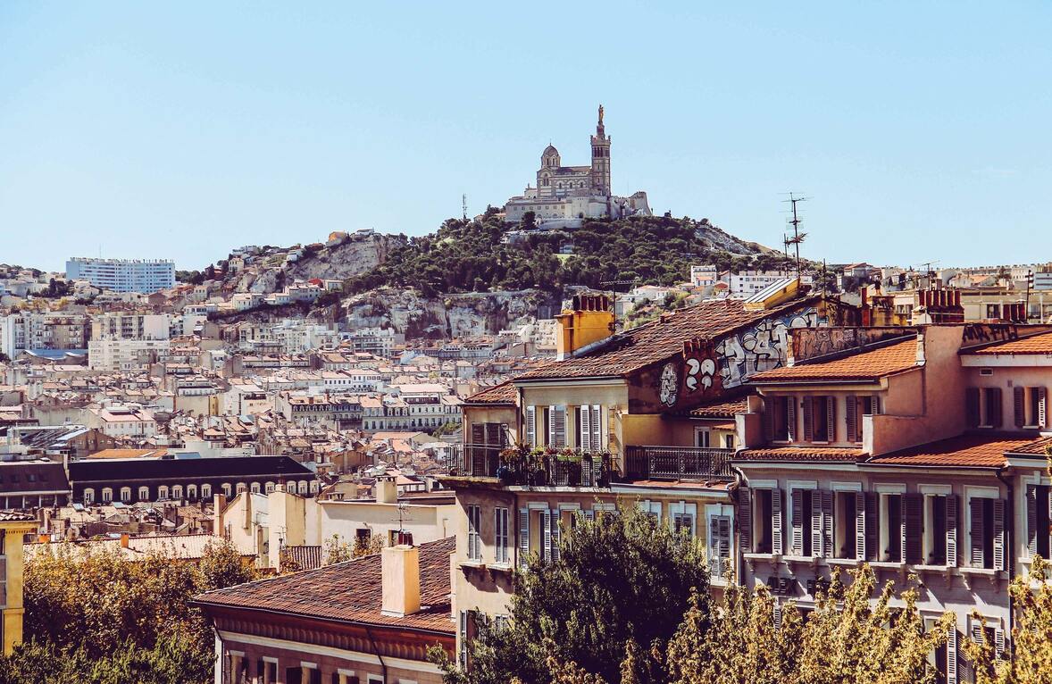 vue depuis la ville sur notre-dame-de-la-garde perchée sur une colline