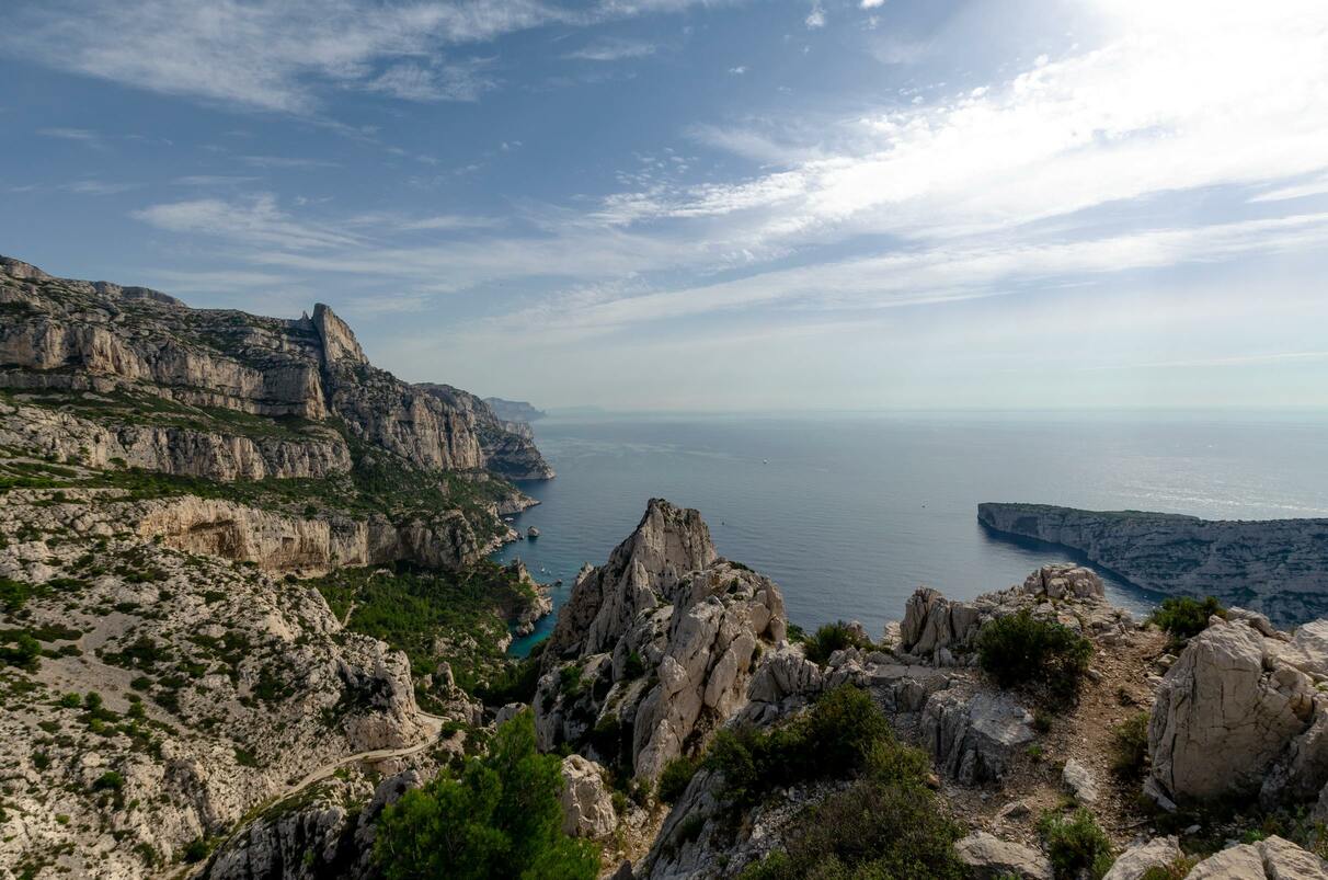 vue sur la mer depuis les rochers du parc national des Calanques