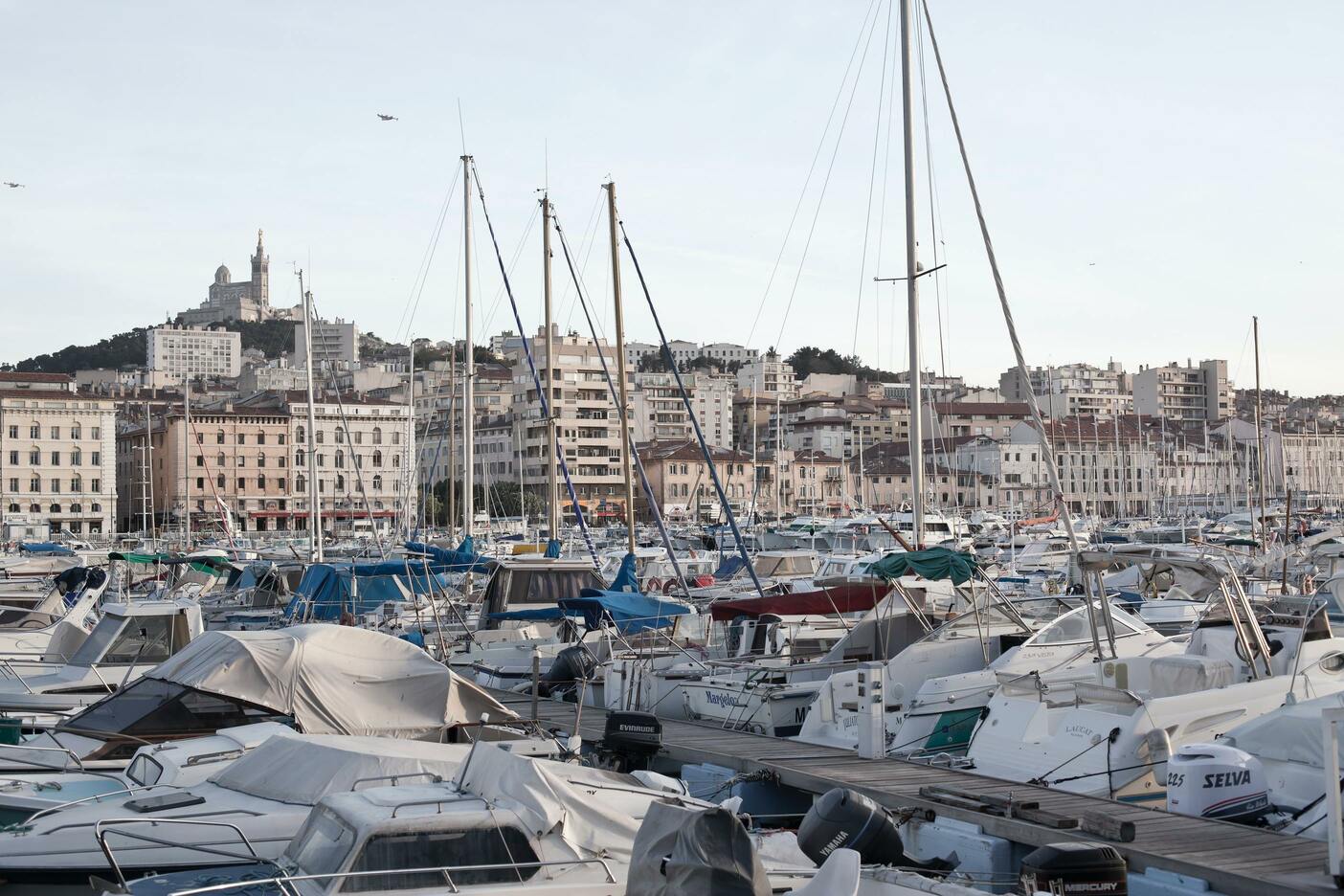 vue sur le vieux port avec la ville en arrière plan